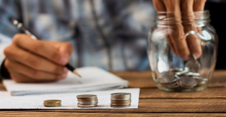 Primeiro lote será pago em 30 de maio, com idosos à frente; confira o calendário completo e as mudanças na fila de pagamento