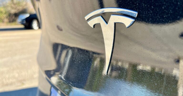 Desgaste de Musk e vendas em queda: Lucro da Tesla despenca 71% em 2025