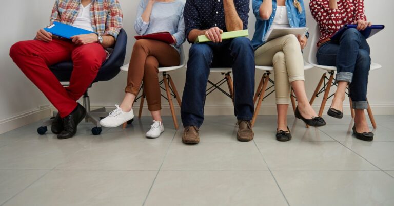 Taxa de desemprego entre jovens é o dobro do registrado entre adultos, aponta FGV