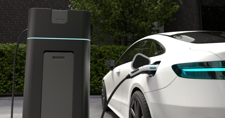 Nova norma define regras para recarga de carros elétricos em condomínios