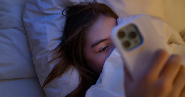 Tem que acordar cedo, mas enrola para dormir? Isso pode ser um problema