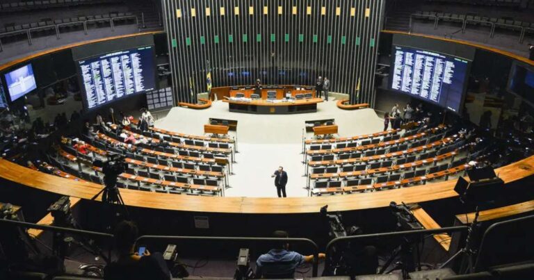 Projeto que isenta IR até R$ 5 mil tem urgência aprovada na Câmara
