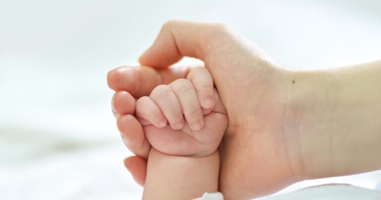 recorde-nasce-bebe-embriao-congelado-30-anos