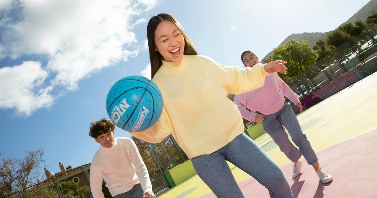 Celular proibido nas escolas: como mudança afetou alunos e aprendizado
