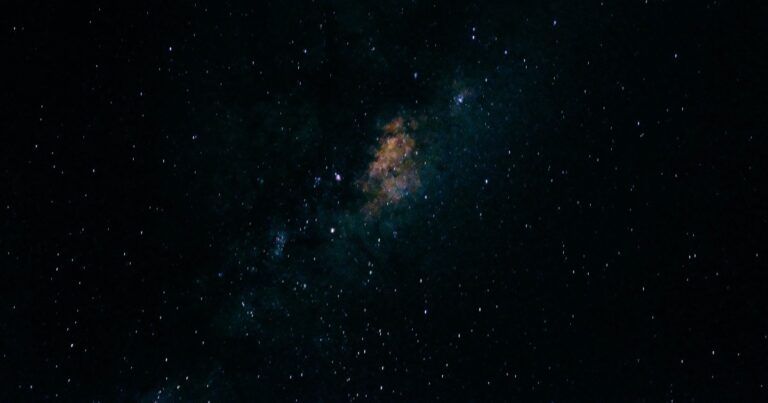 Astrônomos descobrem halo invisível de matéria escura em Cruz de Einstein