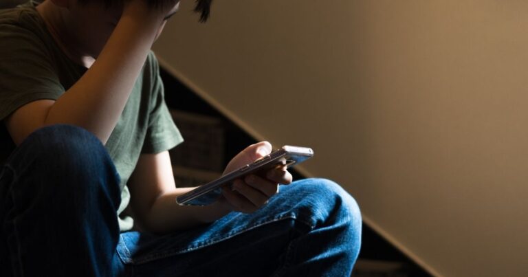 Onda de processos mira papel de IAs em casos de suicídios de jovens