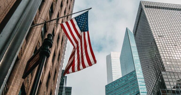 EUA impõe taxa de US$ 100 mil para vistos de trabalho; saiba