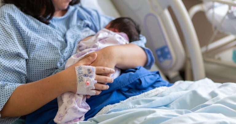 Nova lei garante extensão da licença-maternidade em casos de hospitalização