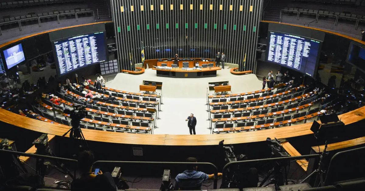 Câmara vota projeto de isenção do IR até R$ 5 mil nesta quarta