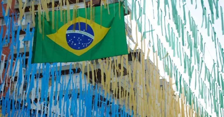 Jogo do Brasil na Copa do Mundo é folga? Pode assistir no trabalho? Tire dúvidas