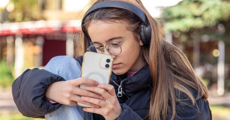 Adolescentes estão seguem quase sempre online e ampliam uso de IA, mostra pesquisa