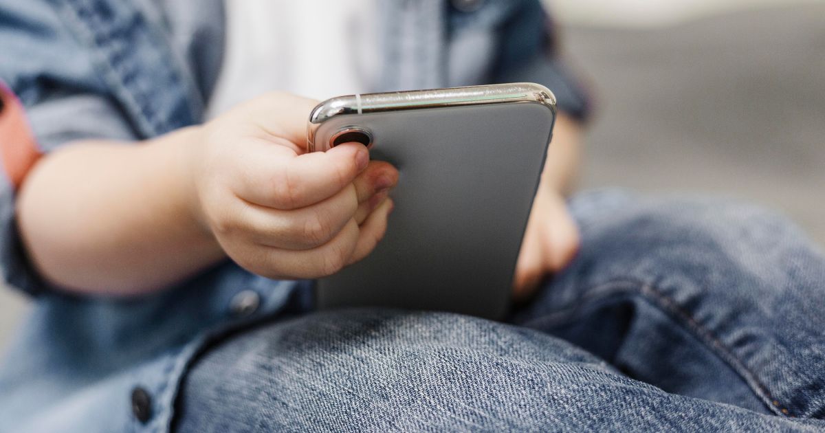 Egito pode restringir acesso de crianças a redes sociais contra “caos digital”