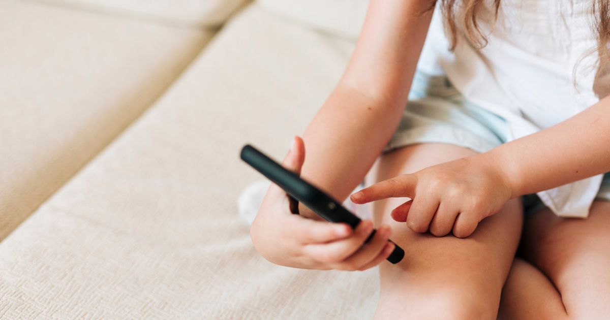 Inspirada na Austrália, França aprova veto a redes sociais para adolescentes