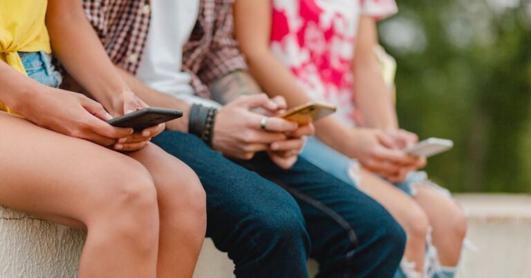 Reino Unido testará impacto de proibir redes sociais para menores