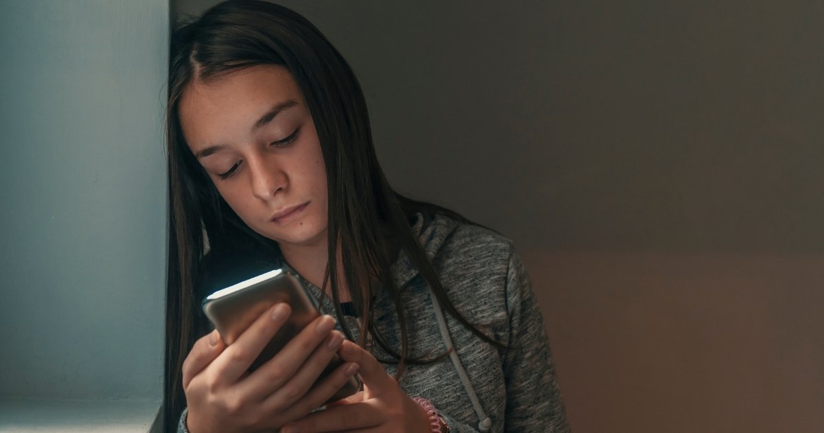 estudo-efeito-negativo-das-redes-sociais-nos-jovens