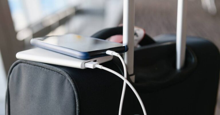 Mudança segue diretrizes internacionais de segurança e limita transporte de carregadores portáteis a dois dispositivos por passageiro