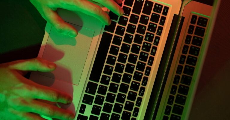 Polícia em MT investiga adolescentes por uso de IA para criar nudes falsas de estudantes