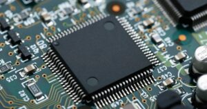 Tecnologia inspirada na física quântica avança com novo chip para IA