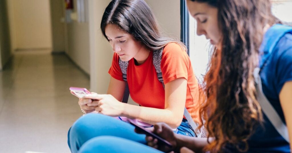 Uso excessivo de telas pode afetar conexões neurais em crianças e adolescentes